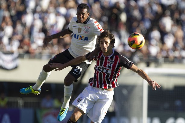 Durante a partida entre Corinthians x São Paulo, realizada esta tarde no estádio do Pacaembu, válida pela 9ª rodada do Campeonato Brasileiro de 2013