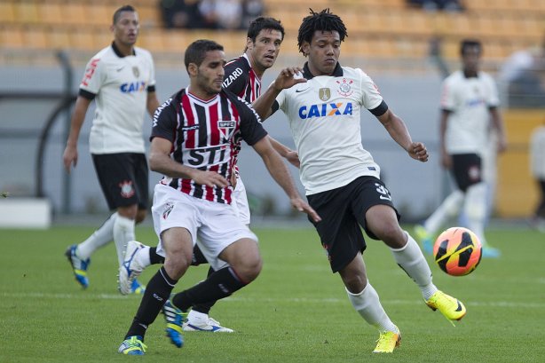 Durante a partida entre Corinthians x São Paulo, realizada esta tarde no estádio do Pacaembu, válida pela 9ª rodada do Campeonato Brasileiro de 2013