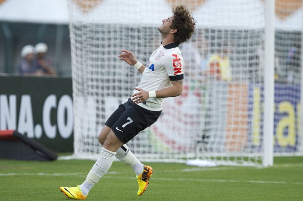Durante a partida entre Corinthians x São Paulo, realizada esta tarde no estádio do Pacaembu, válida pela 9ª rodada do Campeonato Brasileiro de 2013