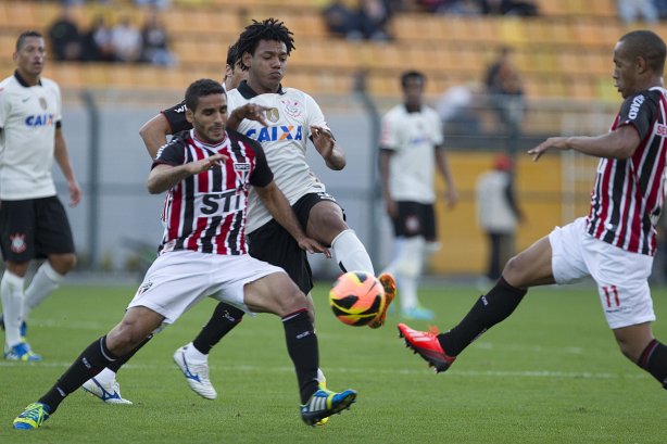 Durante a partida entre Corinthians x São Paulo, realizada esta tarde no estádio do Pacaembu, válida pela 9ª rodada do Campeonato Brasileiro de 2013