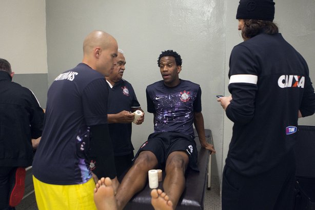 Nos vestiários antes da partida entre Corinthians x Grêmio, realizada esta noite no estádio do Pacaembu, válida pela 10ª rodada do Campeonato Brasileiro de 2013