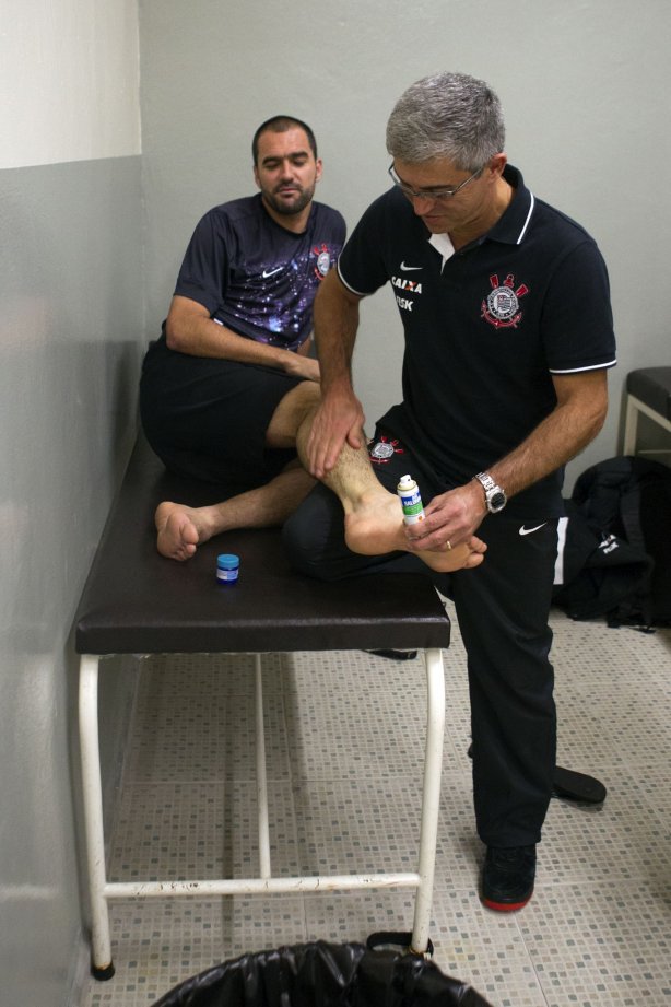 Nos vestiários antes da partida entre Corinthians x Grêmio, realizada esta noite no estádio do Pacaembu, válida pela 10ª rodada do Campeonato Brasileiro de 2013
