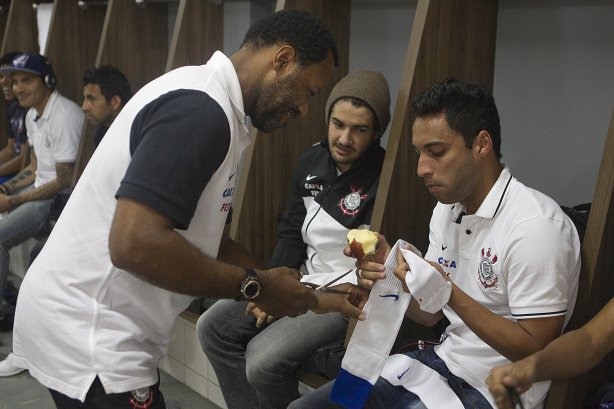 Nos vestiários antes da partida entre Criciuma/SC x Corinthians, realizada esta tarde no estádio Heriberto Hulse, válida pela 11ª rodada do Campeonato Brasileiro de 2013