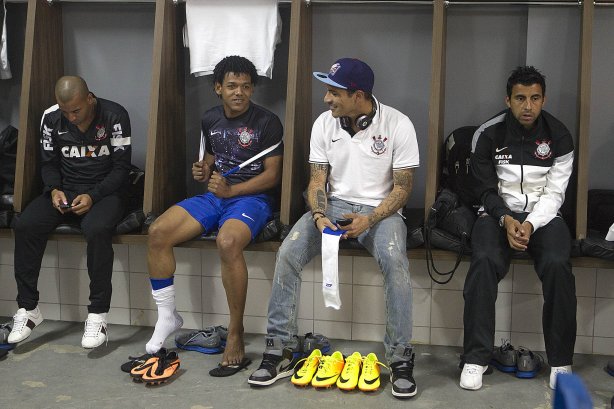 Nos vestiários antes da partida entre Criciuma/SC x Corinthians, realizada esta tarde no estádio Heriberto Hulse, válida pela 11ª rodada do Campeonato Brasileiro de 2013