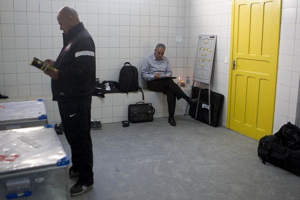Nos vestiários antes da partida entre Criciuma/SC x Corinthians, realizada esta tarde no estádio Heriberto Hulse, válida pela 11ª rodada do Campeonato Brasileiro de 2013