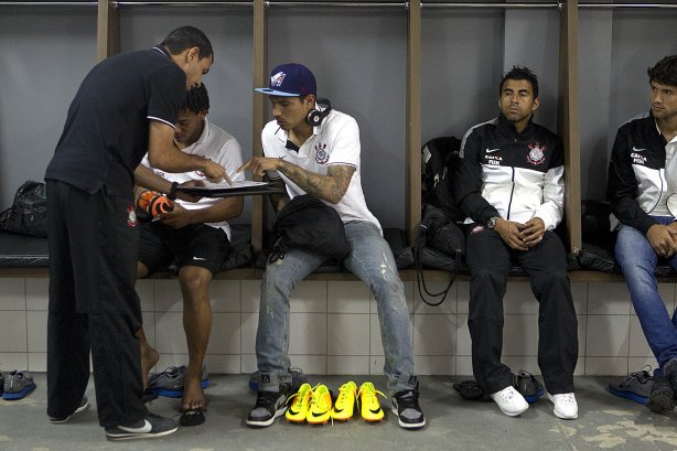 Nos vestiários antes da partida entre Criciuma/SC x Corinthians, realizada esta tarde no estádio Heriberto Hulse, válida pela 11ª rodada do Campeonato Brasileiro de 2013