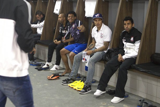 Nos vestiários antes da partida entre Criciuma/SC x Corinthians, realizada esta tarde no estádio Heriberto Hulse, válida pela 11ª rodada do Campeonato Brasileiro de 2013