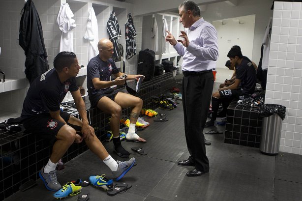 Durante a partida entre Santos x Corinthians, realizada esta noite no estádio da Vila Belmiro, válida pela 12ª rodada do Campeonato Brasileiro de 2013