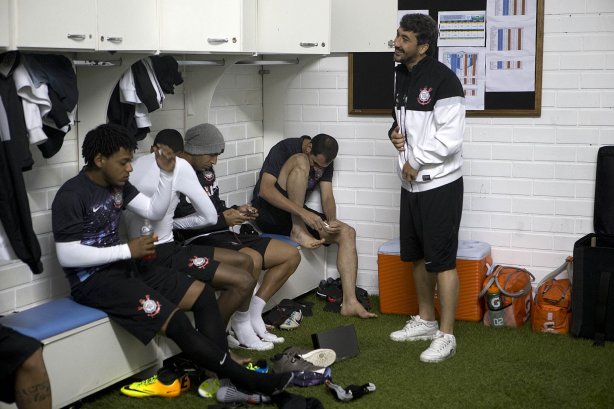 Nos vestiários antes da partida entre Internacional/RS x Corinthians, realizada esta noite no estádio do Vale, em Novo Hamburgo/RS, válida pela 18ª rodada do Campeonato Brasileiro de 2013