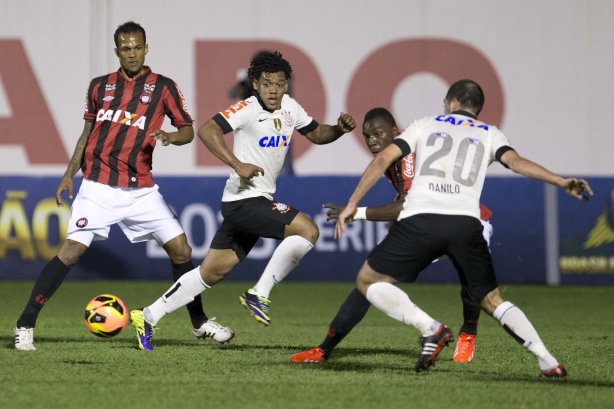 Durante a partida entre Corinthians x Atlético-PR, realizada esta noite no estádio Estádio Romildo Vitor Gomes Ferreira, em Mogi Mirim, válida pela 27ª rodada do Campeonato Brasileiro de 2013