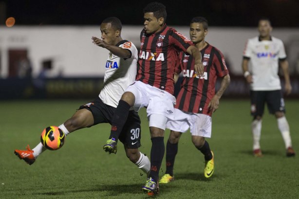 Durante a partida entre Corinthians x Atlético-PR, realizada esta noite no estádio Estádio Romildo Vitor Gomes Ferreira, em Mogi Mirim, válida pela 27ª rodada do Campeonato Brasileiro de 2013