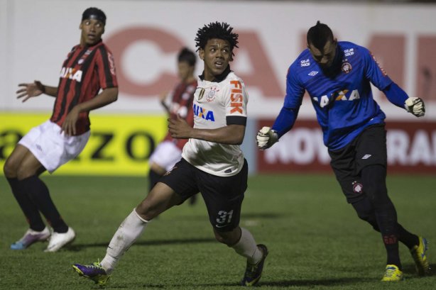 Durante a partida entre Corinthians x Atlético-PR, realizada esta noite no estádio Estádio Romildo Vitor Gomes Ferreira, em Mogi Mirim, válida pela 27ª rodada do Campeonato Brasileiro de 2013