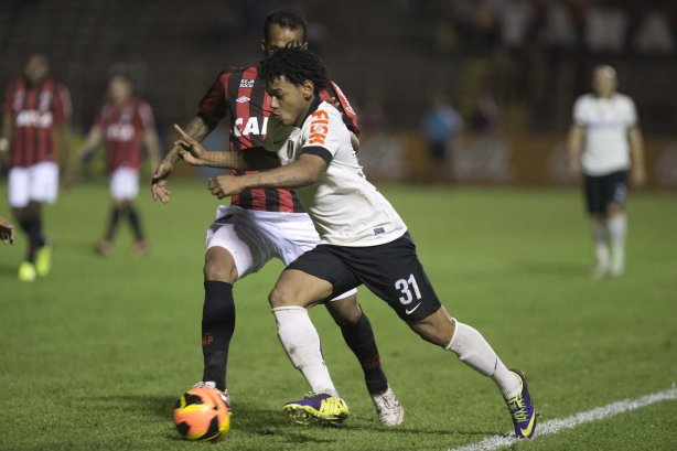 Durante a partida entre Corinthians x Atlético-PR, realizada esta noite no estádio Estádio Romildo Vitor Gomes Ferreira, em Mogi Mirim, válida pela 27ª rodada do Campeonato Brasileiro de 2013