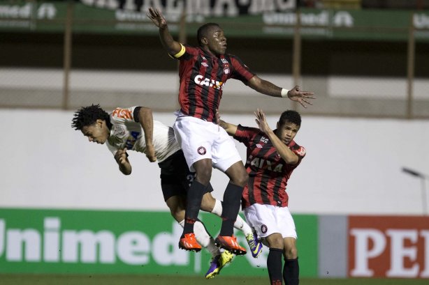 Durante a partida entre Corinthians x Atlético-PR, realizada esta noite no estádio Estádio Romildo Vitor Gomes Ferreira, em Mogi Mirim, válida pela 27ª rodada do Campeonato Brasileiro de 2013