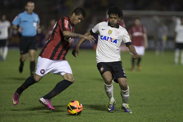 Durante a partida entre Corinthians x Atlético-PR, realizada esta noite no estádio Estádio Romildo Vitor Gomes Ferreira, em Mogi Mirim, válida pela 27ª rodada do Campeonato Brasileiro de 2013