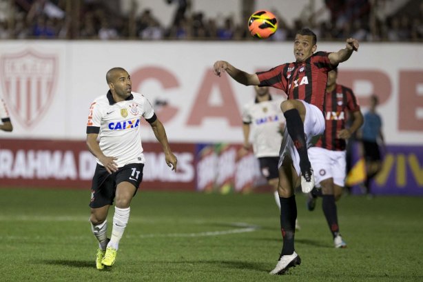 Durante a partida entre Corinthians x Atlético-PR, realizada esta noite no estádio Estádio Romildo Vitor Gomes Ferreira, em Mogi Mirim, válida pela 27ª rodada do Campeonato Brasileiro de 2013