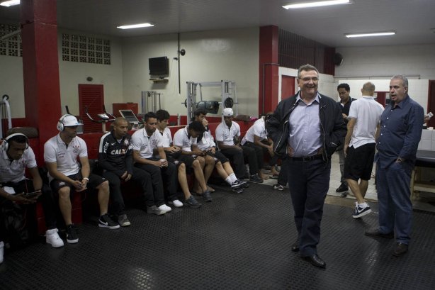Nos vestiários antes da partida entre Corinthians x Atlético-PR, realizada esta noite no estádio Estádio Romildo Vitor Gomes Ferreira, em Mogi Mirim, válida pela 27ª rodada do Campeonato Brasileiro de 2013