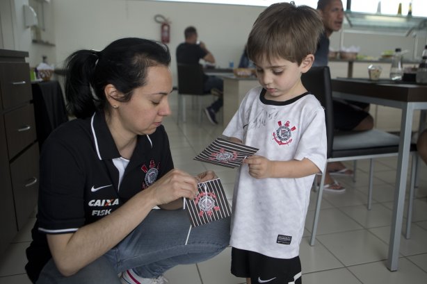 Festa em comemoração ao Dia das Criancas após o treino desta manhã no CT Joaquim Grava, no Parque Ecológico do Tiete. O próximo jogo da equipe será amanhã, domingo, dia 13/10, contra o São Paulo, no estádio do Morumbi, válido pela 28ª rodada do Campeonato Brasileiro de 2013