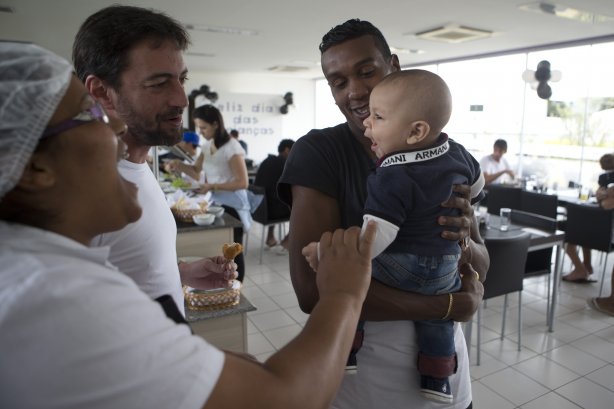 Festa em comemoração ao Dia das Criancas após o treino desta manhã no CT Joaquim Grava, no Parque Ecológico do Tiete. O próximo jogo da equipe será amanhã, domingo, dia 13/10, contra o São Paulo, no estádio do Morumbi, válido pela 28ª rodada do Campeonato Brasileiro de 2013
