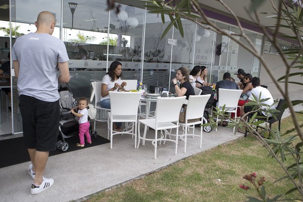 Festa em comemoração ao Dia das Criancas após o treino desta manhã no CT Joaquim Grava, no Parque Ecológico do Tiete. O próximo jogo da equipe será amanhã, domingo, dia 13/10, contra o São Paulo, no estádio do Morumbi, válido pela 28ª rodada do Campeonato Brasileiro de 2013
