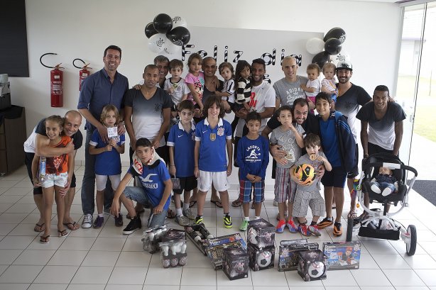Festa em comemoração ao Dia das Criancas após o treino desta manhã no CT Joaquim Grava, no Parque Ecológico do Tiete. O próximo jogo da equipe será amanhã, domingo, dia 13/10, contra o São Paulo, no estádio do Morumbi, válido pela 28ª rodada do Campeonato Brasileiro de 2013