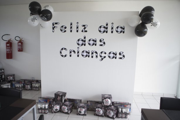 Festa em comemoração ao Dia das Criancas após o treino desta manhã no CT Joaquim Grava, no Parque Ecológico do Tiete. O próximo jogo da equipe será amanhã, domingo, dia 13/10, contra o São Paulo, no estádio do Morumbi, válido pela 28ª rodada do Campeonato Brasileiro de 2013