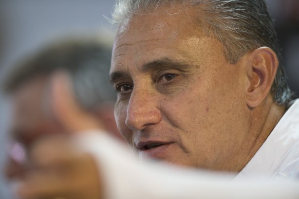 O presidente Mario Gobbi anuncia a saida do técnico Tite após o durante o treino desta manhã no CT Joaquim Grava, no Parque Ecológico do Tiete. O próximo jogo da equipe será domingo, dia 17/11, contra o Vasco/RJ, no estádio do Pacaembu, válido pela 35ª rodada do Campeonato Brasileiro de 2013
