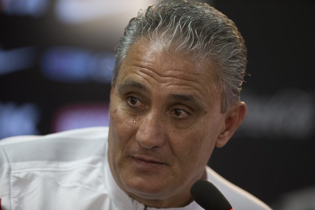 O presidente Mario Gobbi anuncia a saida do técnico Tite após o durante o treino desta manhã no CT Joaquim Grava, no Parque Ecológico do Tiete. O próximo jogo da equipe será domingo, dia 17/11, contra o Vasco/RJ, no estádio do Pacaembu, válido pela 35ª rodada do Campeonato Brasileiro de 2013