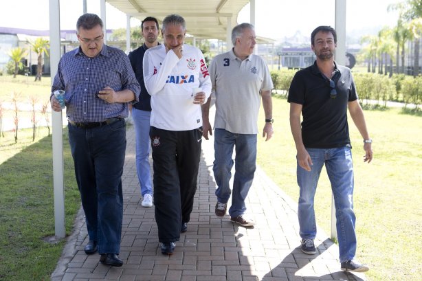 O presidente Mario Gobbi anuncia a saida do técnico Tite após o durante o treino desta manhã no CT Joaquim Grava, no Parque Ecológico do Tiete. O próximo jogo da equipe será domingo, dia 17/11, contra o Vasco/RJ, no estádio do Pacaembu, válido pela 35ª rodada do Campeonato Brasileiro de 2013