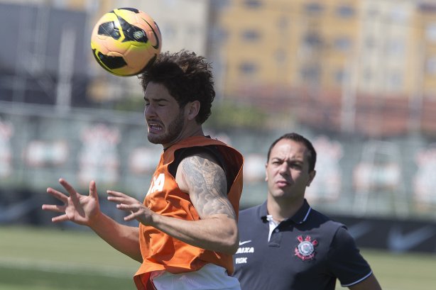 O presidente Mario Gobbi anuncia a saida do técnico Tite após o durante o treino desta manhã no CT Joaquim Grava, no Parque Ecológico do Tiete. O próximo jogo da equipe será domingo, dia 17/11, contra o Vasco/RJ, no estádio do Pacaembu, válido pela 35ª rodada do Campeonato Brasileiro de 2013