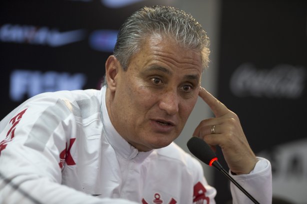 O presidente Mario Gobbi anuncia a saida do técnico Tite após o durante o treino desta manhã no CT Joaquim Grava, no Parque Ecológico do Tiete. O próximo jogo da equipe será domingo, dia 17/11, contra o Vasco/RJ, no estádio do Pacaembu, válido pela 35ª rodada do Campeonato Brasileiro de 2013