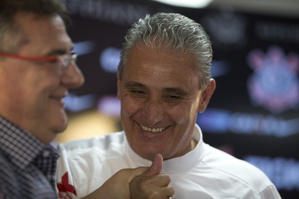 O presidente Mario Gobbi anuncia a saida do técnico Tite após o durante o treino desta manhã no CT Joaquim Grava, no Parque Ecológico do Tiete. O próximo jogo da equipe será domingo, dia 17/11, contra o Vasco/RJ, no estádio do Pacaembu, válido pela 35ª rodada do Campeonato Brasileiro de 2013