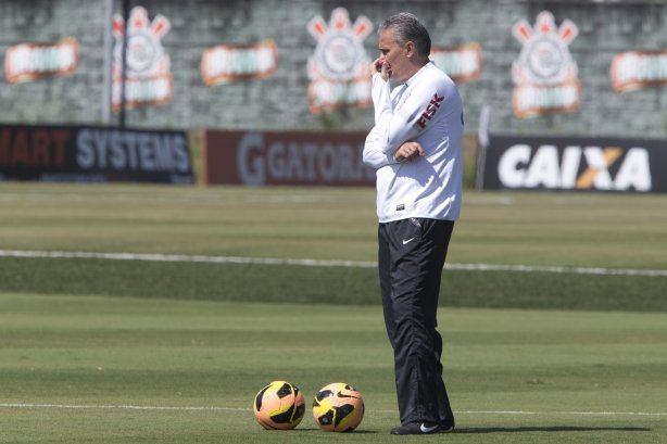 O presidente Mario Gobbi anuncia a saida do técnico Tite após o durante o treino desta manhã no CT Joaquim Grava, no Parque Ecológico do Tiete. O próximo jogo da equipe será domingo, dia 17/11, contra o Vasco/RJ, no estádio do Pacaembu, válido pela 35ª rodada do Campeonato Brasileiro de 2013