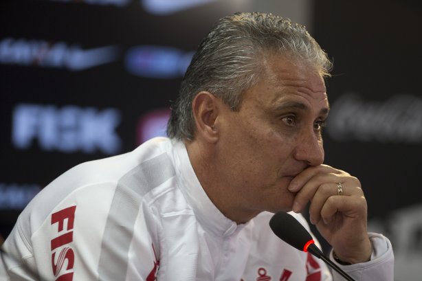 O presidente Mario Gobbi anuncia a saida do técnico Tite após o durante o treino desta manhã no CT Joaquim Grava, no Parque Ecológico do Tiete. O próximo jogo da equipe será domingo, dia 17/11, contra o Vasco/RJ, no estádio do Pacaembu, válido pela 35ª rodada do Campeonato Brasileiro de 2013