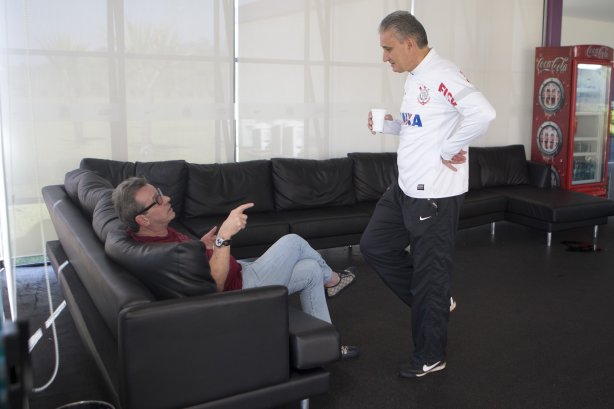 O presidente Mario Gobbi anuncia a saida do técnico Tite após o durante o treino desta manhã no CT Joaquim Grava, no Parque Ecológico do Tiete. O próximo jogo da equipe será domingo, dia 17/11, contra o Vasco/RJ, no estádio do Pacaembu, válido pela 35ª rodada do Campeonato Brasileiro de 2013