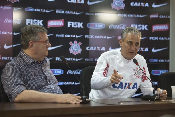 O presidente Mario Gobbi anuncia a saida do técnico Tite após o durante o treino desta manhã no CT Joaquim Grava, no Parque Ecológico do Tiete. O próximo jogo da equipe será domingo, dia 17/11, contra o Vasco/RJ, no estádio do Pacaembu, válido pela 35ª rodada do Campeonato Brasileiro de 2013