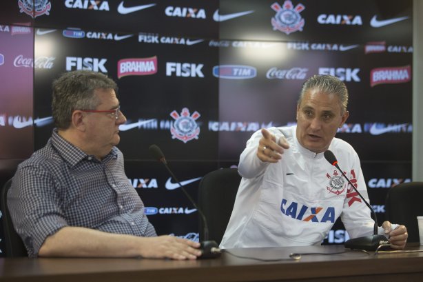 O presidente Mario Gobbi anuncia a saida do técnico Tite após o durante o treino desta manhã no CT Joaquim Grava, no Parque Ecológico do Tiete. O próximo jogo da equipe será domingo, dia 17/11, contra o Vasco/RJ, no estádio do Pacaembu, válido pela 35ª rodada do Campeonato Brasileiro de 2013
