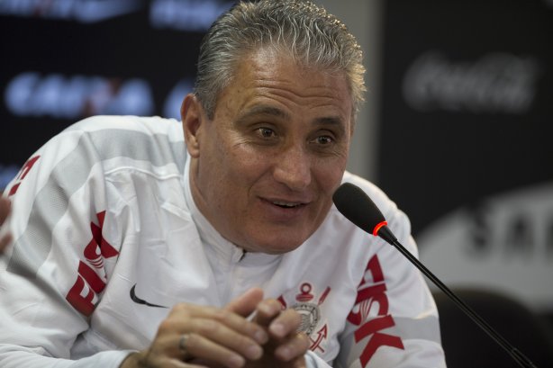 O presidente Mario Gobbi anuncia a saida do técnico Tite após o durante o treino desta manhã no CT Joaquim Grava, no Parque Ecológico do Tiete. O próximo jogo da equipe será domingo, dia 17/11, contra o Vasco/RJ, no estádio do Pacaembu, válido pela 35ª rodada do Campeonato Brasileiro de 2013