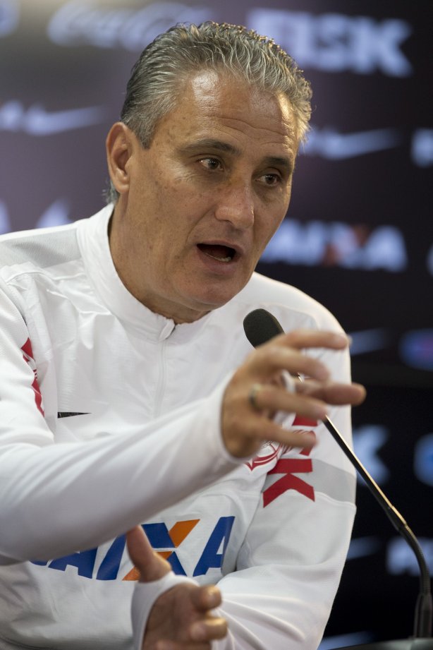 O presidente Mario Gobbi anuncia a saida do técnico Tite após o durante o treino desta manhã no CT Joaquim Grava, no Parque Ecológico do Tiete. O próximo jogo da equipe será domingo, dia 17/11, contra o Vasco/RJ, no estádio do Pacaembu, válido pela 35ª rodada do Campeonato Brasileiro de 2013