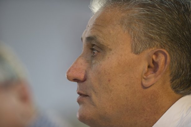 O presidente Mario Gobbi anuncia a saida do técnico Tite após o durante o treino desta manhã no CT Joaquim Grava, no Parque Ecológico do Tiete. O próximo jogo da equipe será domingo, dia 17/11, contra o Vasco/RJ, no estádio do Pacaembu, válido pela 35ª rodada do Campeonato Brasileiro de 2013