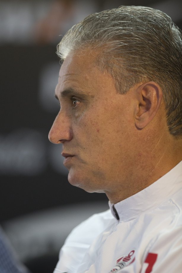 O presidente Mario Gobbi anuncia a saida do técnico Tite após o durante o treino desta manhã no CT Joaquim Grava, no Parque Ecológico do Tiete. O próximo jogo da equipe será domingo, dia 17/11, contra o Vasco/RJ, no estádio do Pacaembu, válido pela 35ª rodada do Campeonato Brasileiro de 2013