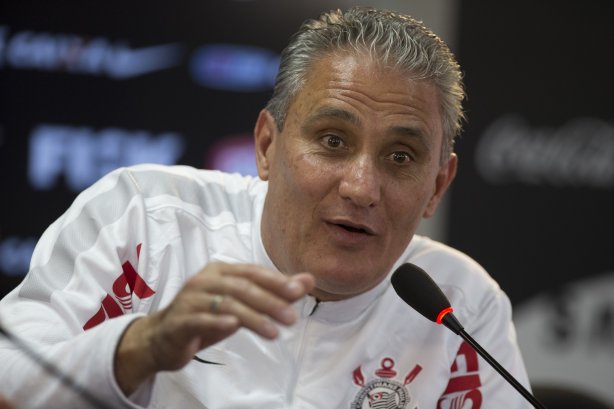O presidente Mario Gobbi anuncia a saida do técnico Tite após o durante o treino desta manhã no CT Joaquim Grava, no Parque Ecológico do Tiete. O próximo jogo da equipe será domingo, dia 17/11, contra o Vasco/RJ, no estádio do Pacaembu, válido pela 35ª rodada do Campeonato Brasileiro de 2013