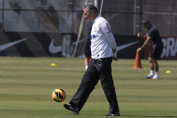 O presidente Mario Gobbi anuncia a saida do técnico Tite após o durante o treino desta manhã no CT Joaquim Grava, no Parque Ecológico do Tiete. O próximo jogo da equipe será domingo, dia 17/11, contra o Vasco/RJ, no estádio do Pacaembu, válido pela 35ª rodada do Campeonato Brasileiro de 2013