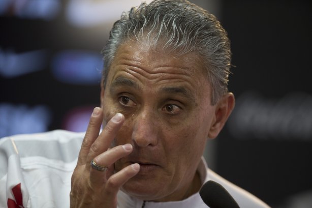 O presidente Mario Gobbi anuncia a saida do técnico Tite após o durante o treino desta manhã no CT Joaquim Grava, no Parque Ecológico do Tiete. O próximo jogo da equipe será domingo, dia 17/11, contra o Vasco/RJ, no estádio do Pacaembu, válido pela 35ª rodada do Campeonato Brasileiro de 2013