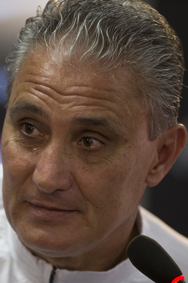 O presidente Mario Gobbi anuncia a saida do técnico Tite após o durante o treino desta manhã no CT Joaquim Grava, no Parque Ecológico do Tiete. O próximo jogo da equipe será domingo, dia 17/11, contra o Vasco/RJ, no estádio do Pacaembu, válido pela 35ª rodada do Campeonato Brasileiro de 2013