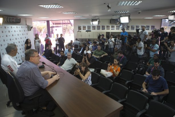 O presidente Mario Gobbi anuncia a saida do técnico Tite após o durante o treino desta manhã no CT Joaquim Grava, no Parque Ecológico do Tiete. O próximo jogo da equipe será domingo, dia 17/11, contra o Vasco/RJ, no estádio do Pacaembu, válido pela 35ª rodada do Campeonato Brasileiro de 2013