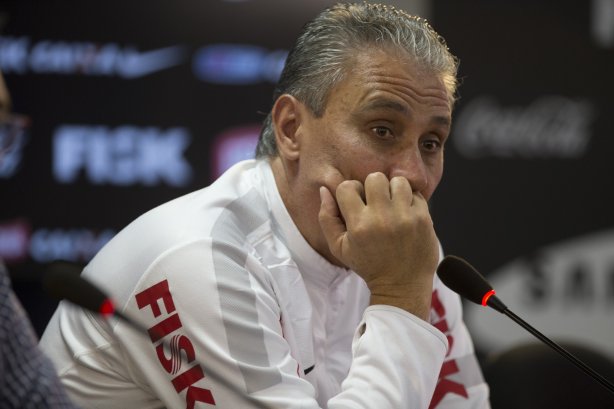 O presidente Mario Gobbi anuncia a saida do técnico Tite após o durante o treino desta manhã no CT Joaquim Grava, no Parque Ecológico do Tiete. O próximo jogo da equipe será domingo, dia 17/11, contra o Vasco/RJ, no estádio do Pacaembu, válido pela 35ª rodada do Campeonato Brasileiro de 2013
