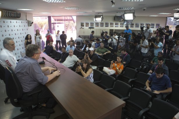 O presidente Mario Gobbi anuncia a saida do técnico Tite após o durante o treino desta manhã no CT Joaquim Grava, no Parque Ecológico do Tiete. O próximo jogo da equipe será domingo, dia 17/11, contra o Vasco/RJ, no estádio do Pacaembu, válido pela 35ª rodada do Campeonato Brasileiro de 2013
