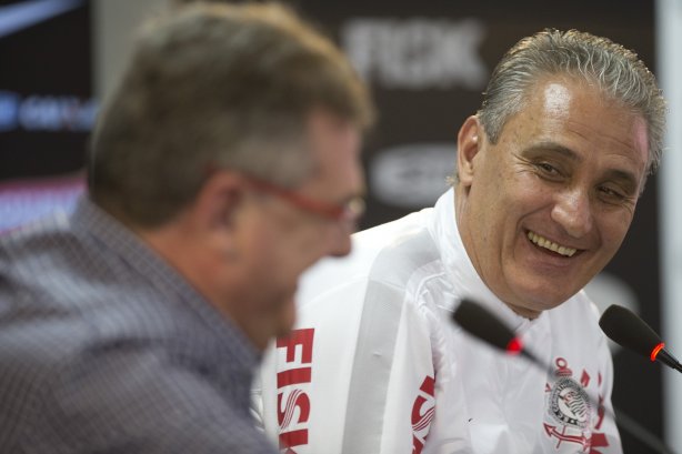 O presidente Mario Gobbi anuncia a saida do técnico Tite após o durante o treino desta manhã no CT Joaquim Grava, no Parque Ecológico do Tiete. O próximo jogo da equipe será domingo, dia 17/11, contra o Vasco/RJ, no estádio do Pacaembu, válido pela 35ª rodada do Campeonato Brasileiro de 2013