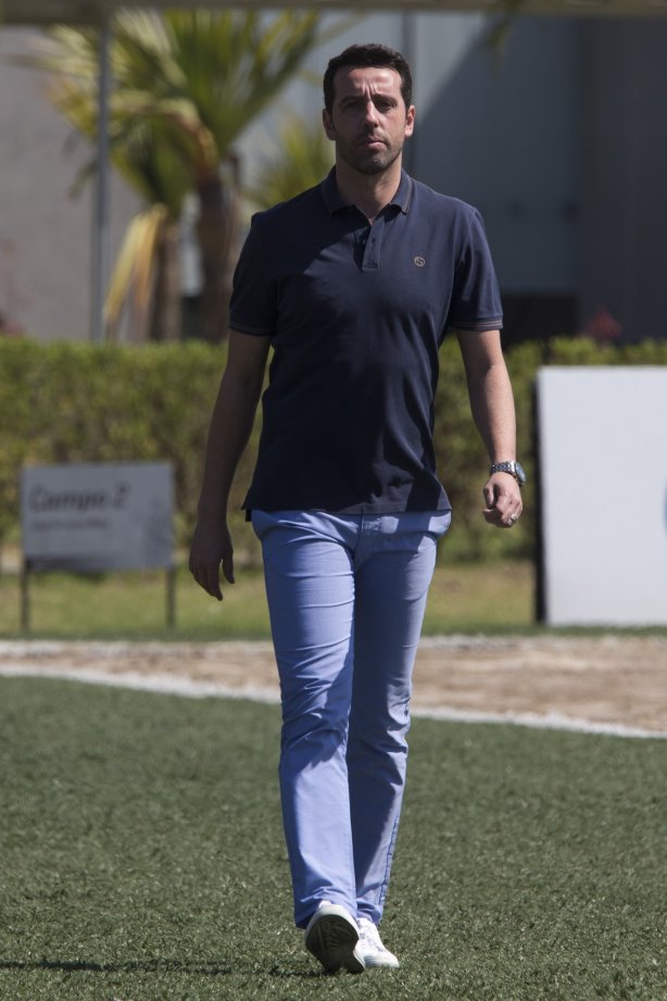 O presidente Mario Gobbi anuncia a saida do técnico Tite após o durante o treino desta manhã no CT Joaquim Grava, no Parque Ecológico do Tiete. O próximo jogo da equipe será domingo, dia 17/11, contra o Vasco/RJ, no estádio do Pacaembu, válido pela 35ª rodada do Campeonato Brasileiro de 2013